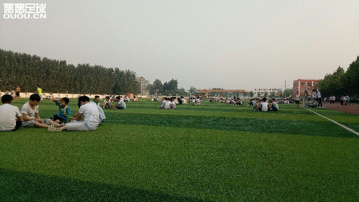 若大球场人满满,
尔等捡球人人嫌。
大禁区内摆球门,
只来九人也行干。