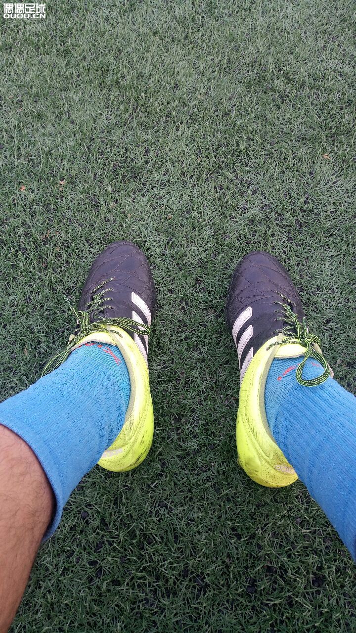 若大球场人满满,
尔等捡球人人嫌。
大禁区内摆球门,
只来九人也行干。