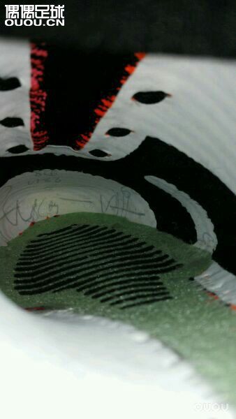 超顶刺客11fg的中底前掌是不是都有黑色走线?