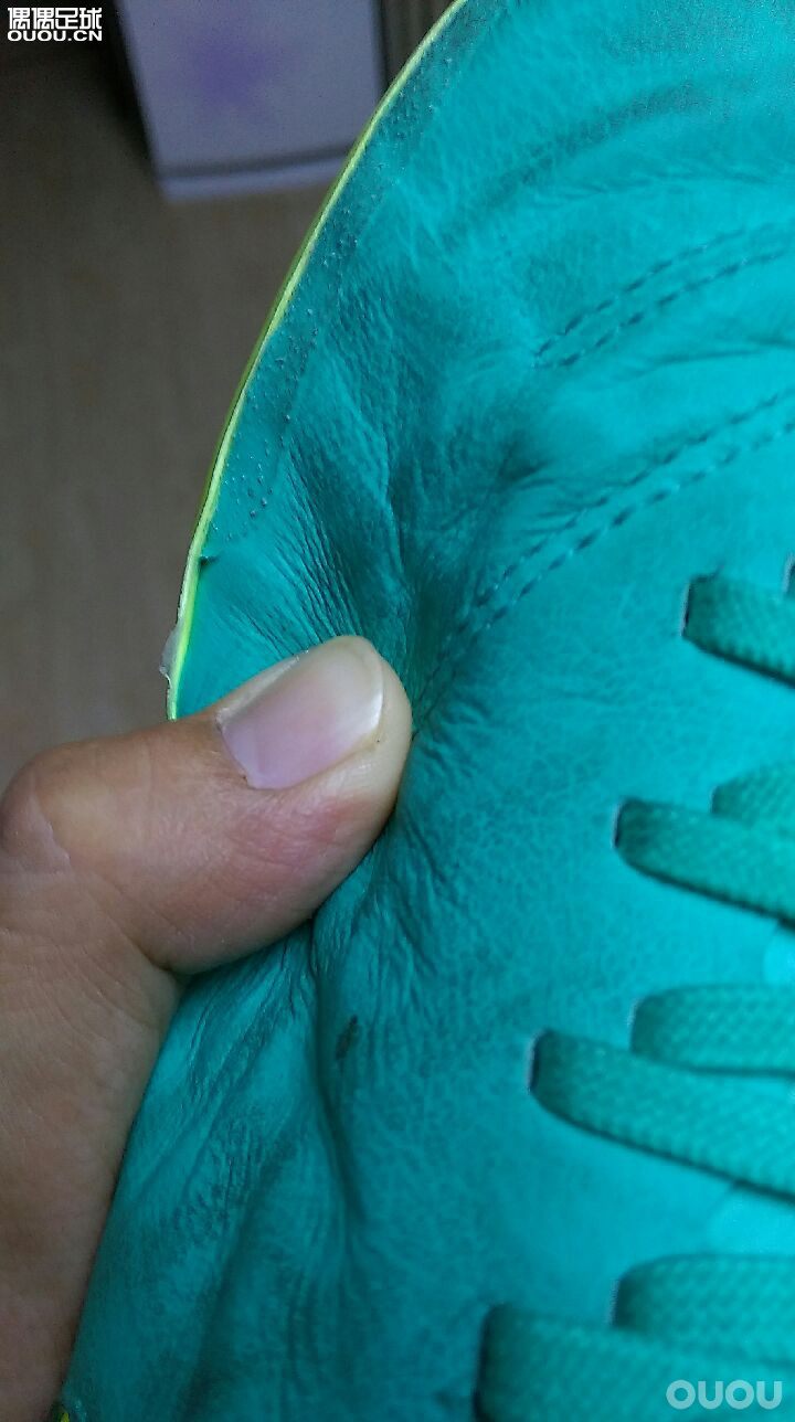 传奇6顶级ag欧洲杯配色,开苞感受!优点:包裹性好,触感不错,颜值高!缺点:大底减震差,硌的脚底疼!