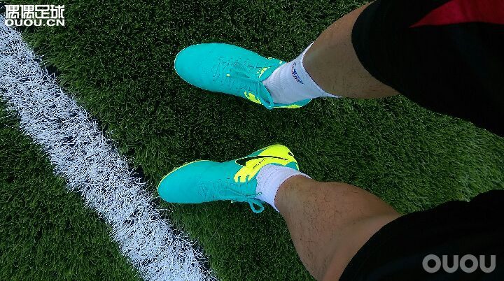 传奇6顶级ag欧洲杯配色,开苞感受!优点:包裹性好,触感不错,颜值高!缺点:大底减震差,硌的脚底疼!