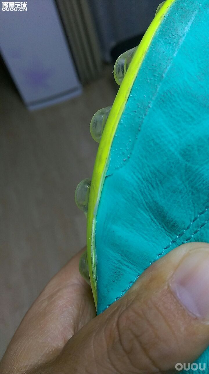 传奇6顶级ag欧洲杯配色,开苞感受!优点:包裹性好,触感不错,颜值高!缺点:大底减震差,硌的脚底疼!