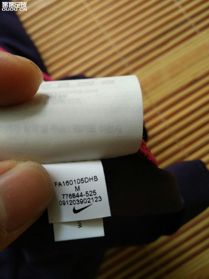 求大神鉴定球衣 广告 号码 真伪,谢谢!