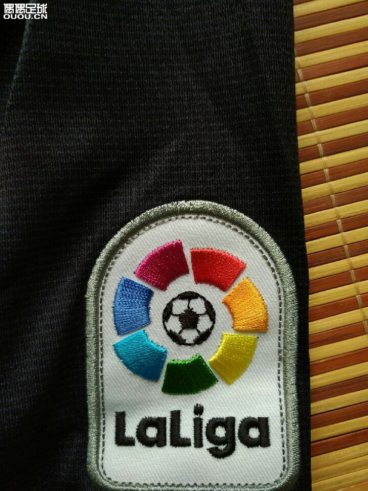 求大神鉴定球衣 广告 号码 真伪,谢谢!