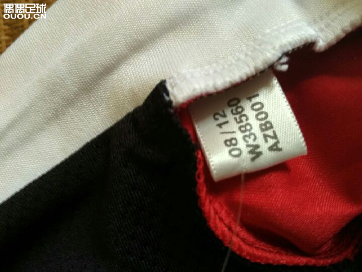 求老司机鉴定ac米兰  及臂章是否正品?