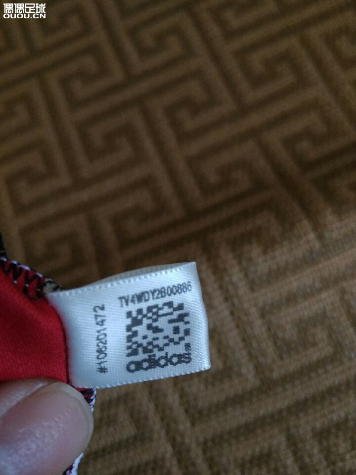 求老司机鉴定ac米兰  及臂章是否正品?