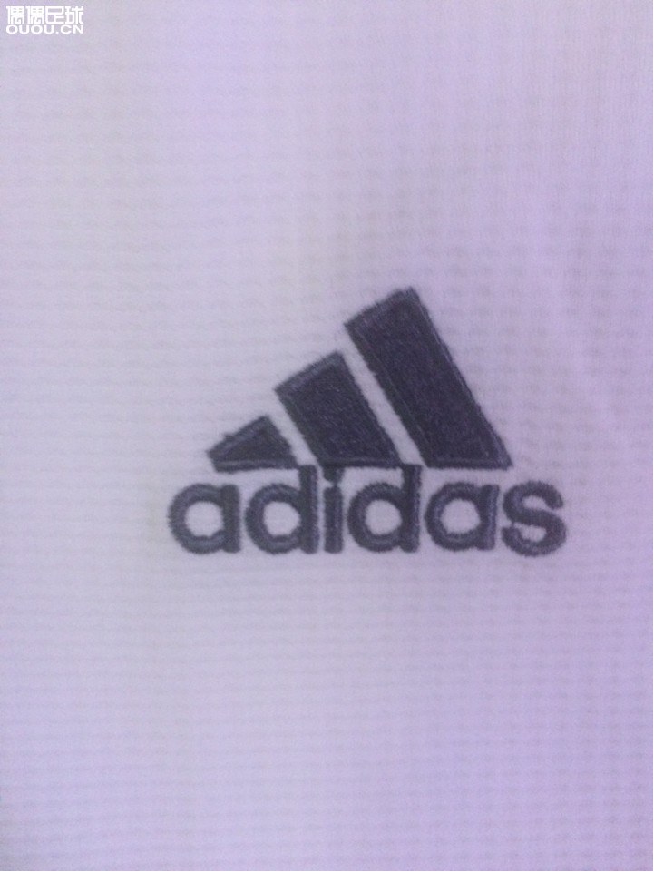 求大神鉴定真假!皇马球迷版球衣!