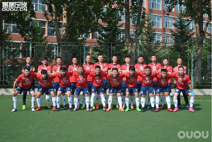 昨天球队换了新的赞助,晚上聚餐!好久没上来了纯属聊闲!