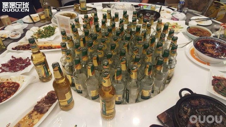 昨天球队换了新的赞助,晚上聚餐!好久没上来了纯属聊闲!