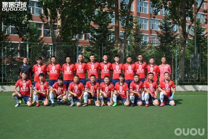 昨天球队换了新的赞助,晚上聚餐!好久没上来了纯属聊闲!