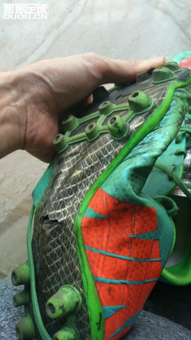 刺客9AG换底TF
这是我最合脚的鞋,操了一年半,断底了。