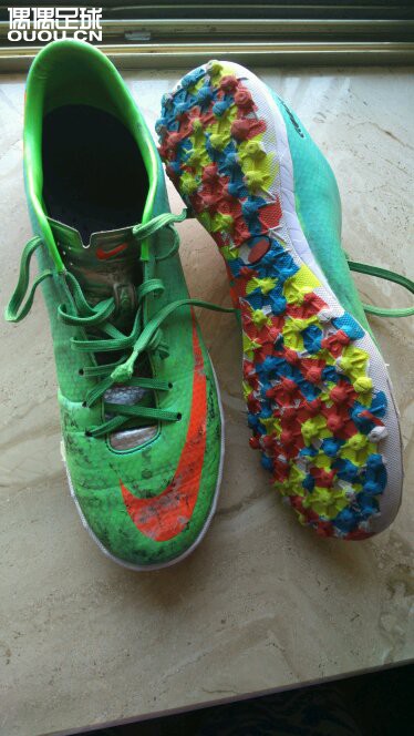 刺客9AG换底TF
这是我最合脚的鞋,操了一年半,断底了。