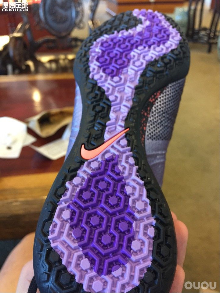 请大家帮忙鉴定下 这鞋正吗?