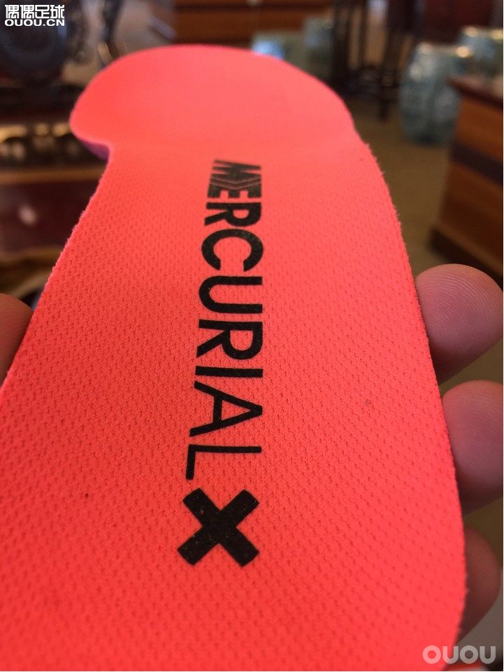 请大家帮忙鉴定下 这鞋正吗?