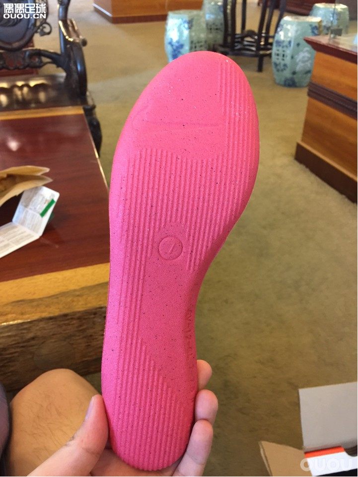 请大家帮忙鉴定下 这鞋正吗?