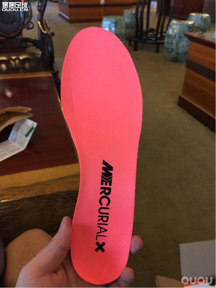 请大家帮忙鉴定下 这鞋正吗?