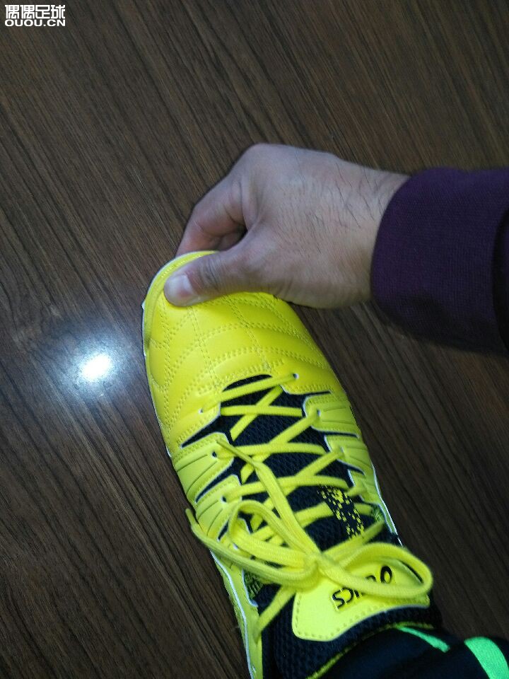 是不是买大了,请教偶总,平时美津浓275合适,亚瑟士275就这个样子,前面脚趾感觉松松的。