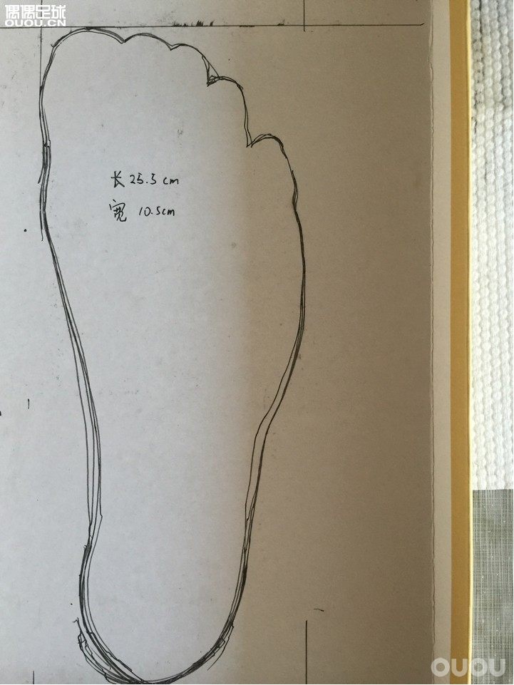 求偶偶大神推荐ag球鞋!本人脚宽10.5,脚长25.5,场上跑动比较多,位置后腰!