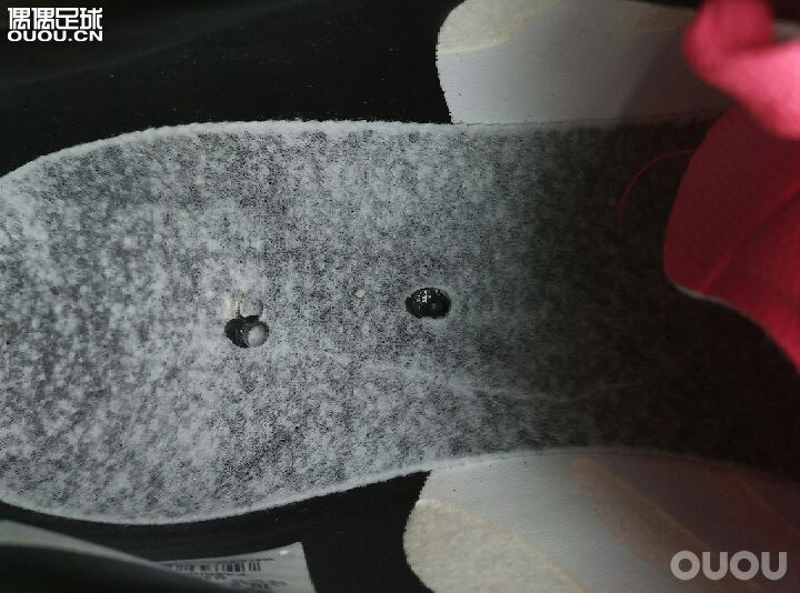 求鉴定,正吗?新手一枚,顺便问问中端刺客10鞋垫下面就是硬塑料啊,这么硬???还有两个孔???