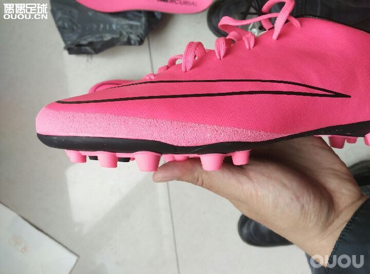 求鉴定,正吗?新手一枚,顺便问问中端刺客10鞋垫下面就是硬塑料啊,这么硬???还有两个孔???