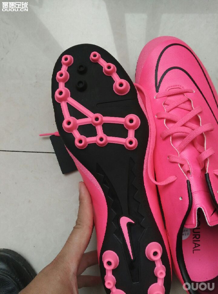 求鉴定,正吗?新手一枚,顺便问问中端刺客10鞋垫下面就是硬塑料啊,这么硬???还有两个孔???