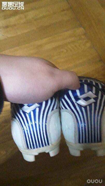 请各位高手大神鉴定一下这款lotto 是zhero系列的哪一款,什么级别,鞋面什么材料,2007年购买的。