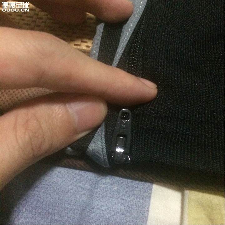 求鉴定裤子真假!