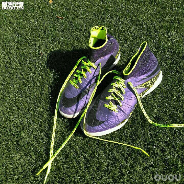 好不容易上场草坪!好开心!偶偶鞋带真心棒!