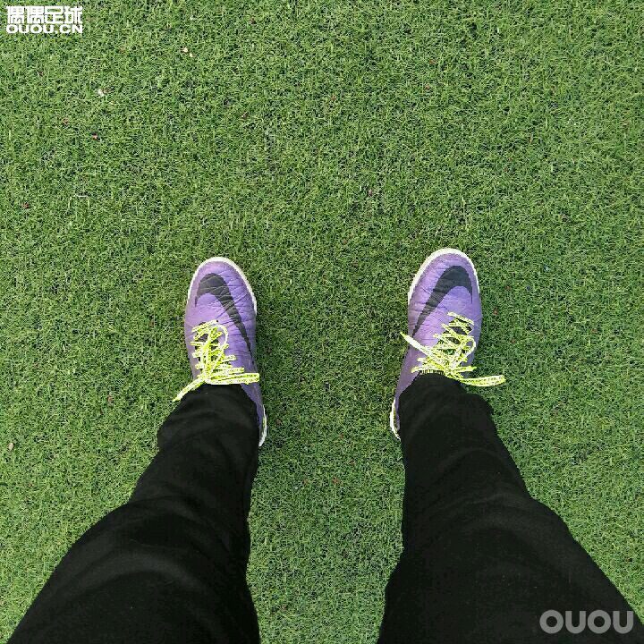 好不容易上场草坪!好开心!偶偶鞋带真心棒!