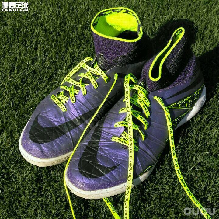 好不容易上场草坪!好开心!偶偶鞋带真心棒!