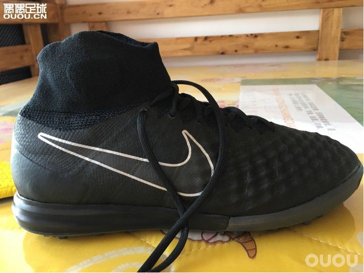 论坛收来的鬼牌2黑色超顶级,没有鞋盒鞋袋,摸起来感觉不是很好,不能确定真假,论坛大神能帮鉴定一下吗?