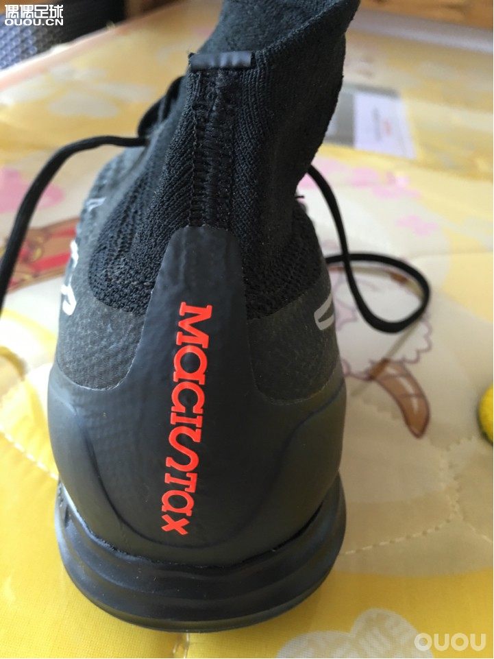 论坛收来的鬼牌2黑色超顶级,没有鞋盒鞋袋,摸起来感觉不是很好,不能确定真假,论坛大神能帮鉴定一下吗?