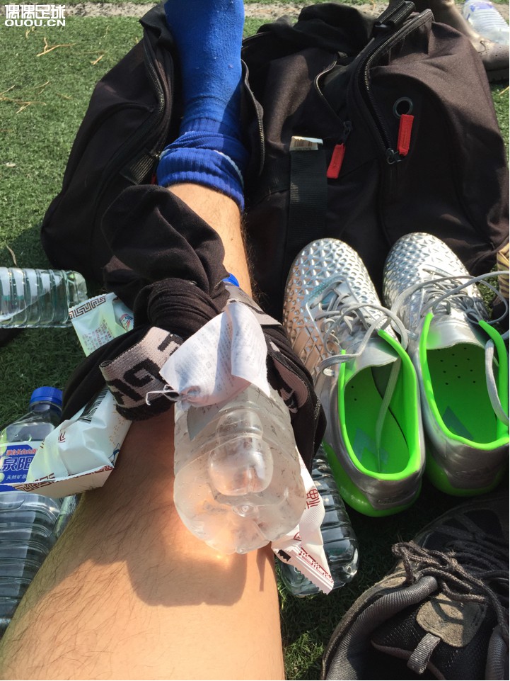 去年右膝十字韧带让人撞断了 刚恢复没踢几场左膝又自己扭断了