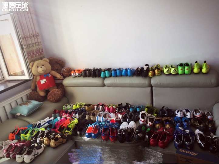 去年右膝十字韧带让人撞断了 刚恢复没踢几场左膝又自己扭断了