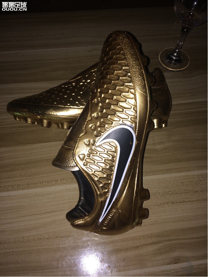 秀一波自己喷的金靴