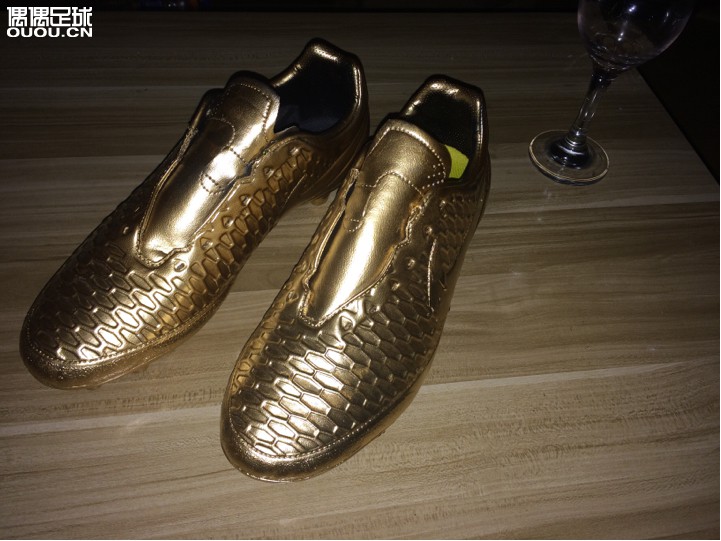 秀一波自己喷的金靴