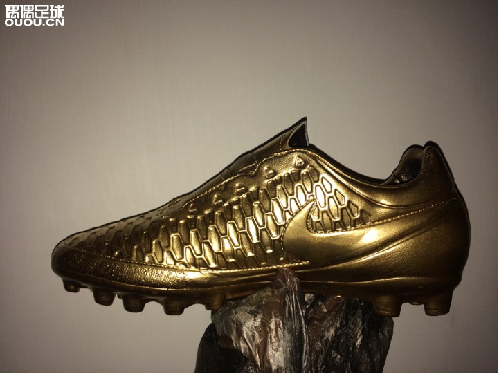 秀一波自己喷的金靴