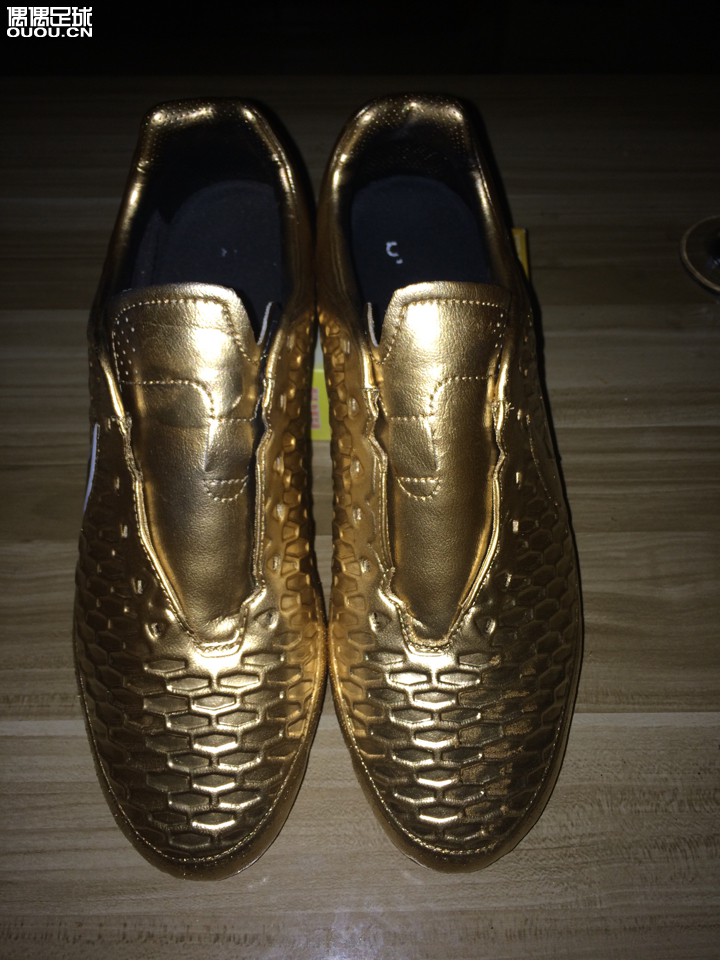 秀一波自己喷的金靴