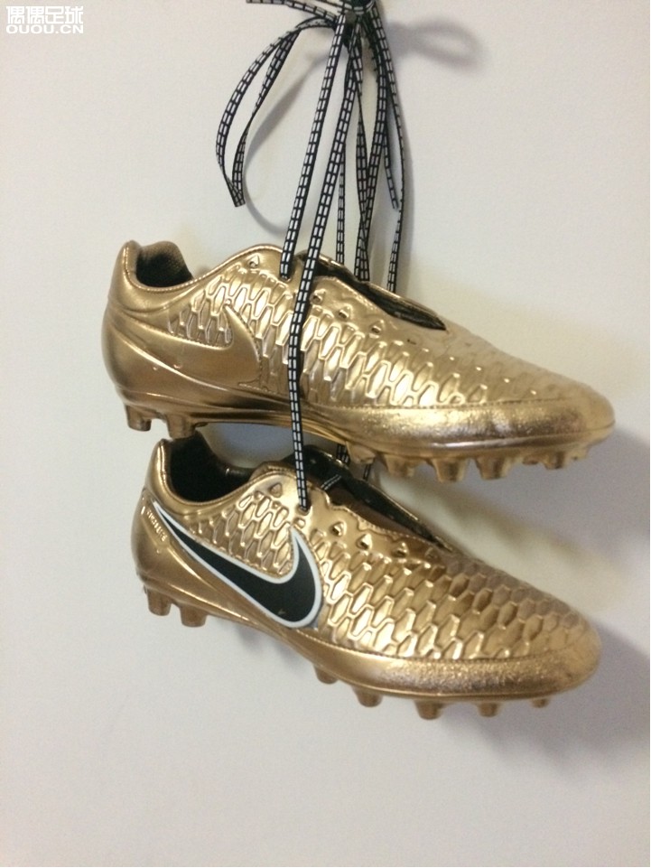 秀一波自己喷的金靴