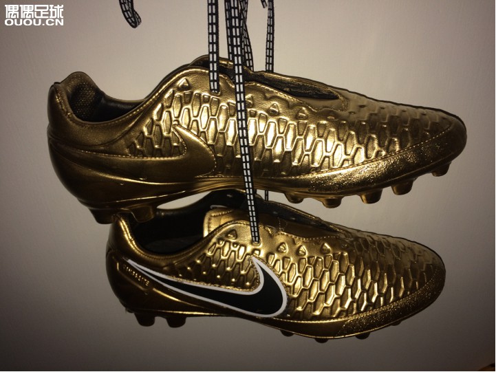 秀一波自己喷的金靴