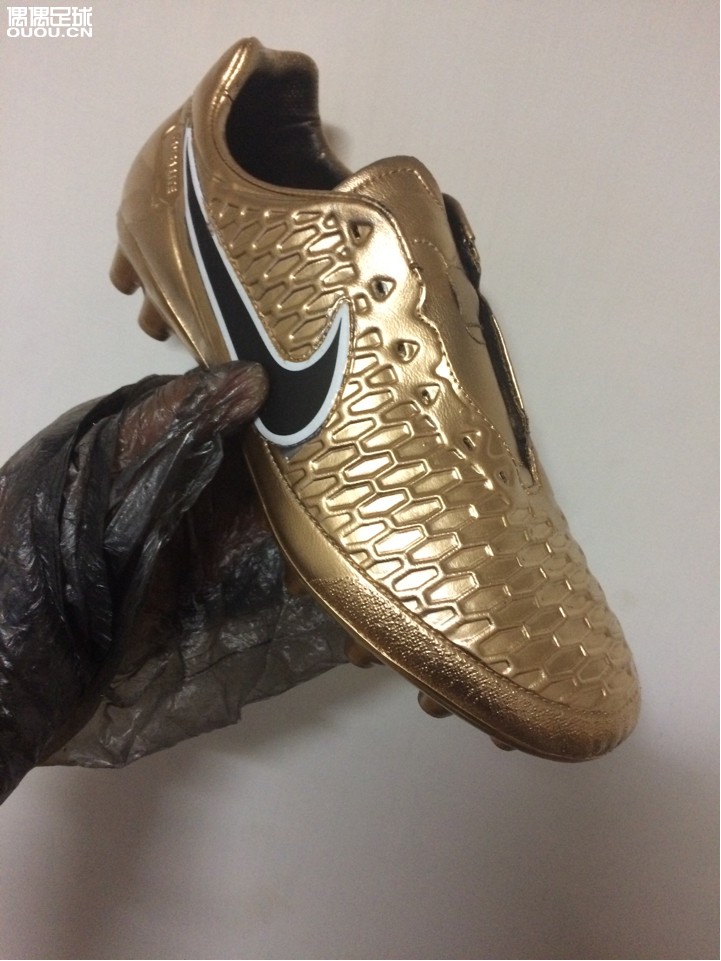 秀一波自己喷的金靴