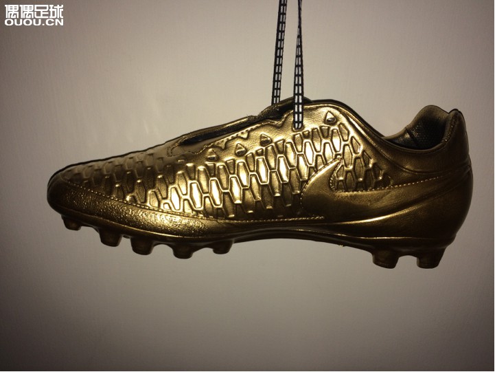 秀一波自己喷的金靴