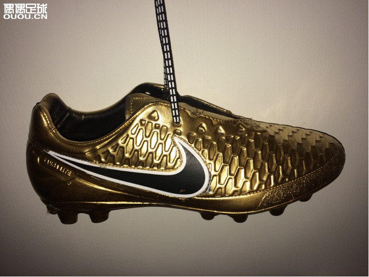 秀一波自己喷的金靴