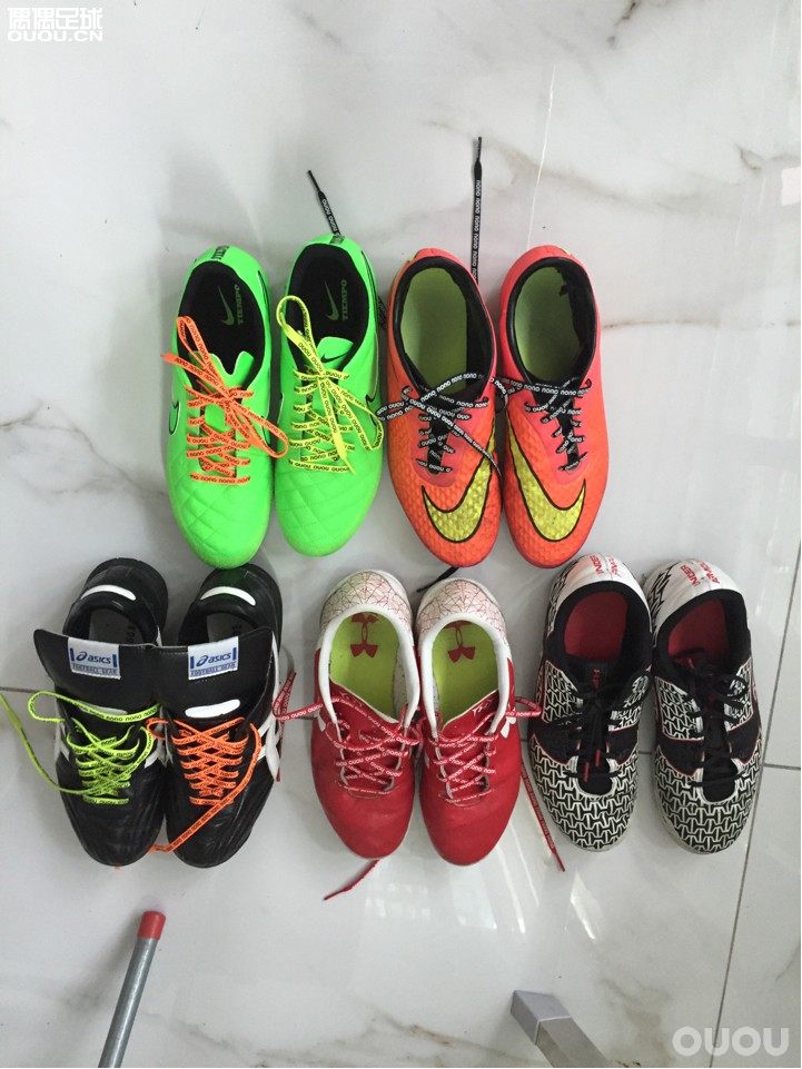 我和高指导有个约会^o^,同时中奖的偶偶鞋带到了,发点福利给大家?今天是雨战,穿的绿传奇。