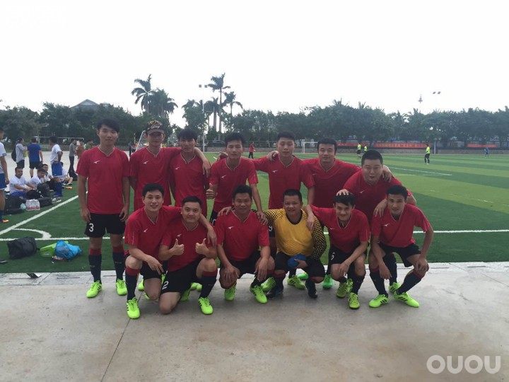 我和高指导有个约会^o^,同时中奖的偶偶鞋带到了,发点福利给大家?今天是雨战,穿的绿传奇。