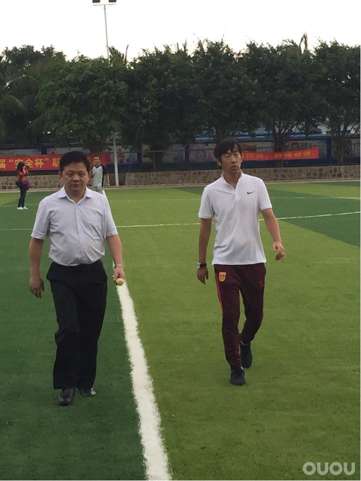 我和高指导有个约会^o^,同时中奖的偶偶鞋带到了,发点福利给大家?今天是雨战,穿的绿传奇。