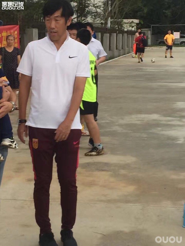 我和高指导有个约会^o^,同时中奖的偶偶鞋带到了,发点福利给大家?今天是雨战,穿的绿传奇。