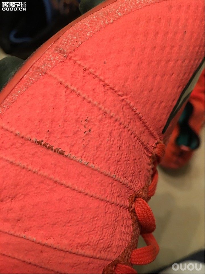 SF4感觉有点娇气啊,今天发现飞线和内侧触球区域已经有磨损了!