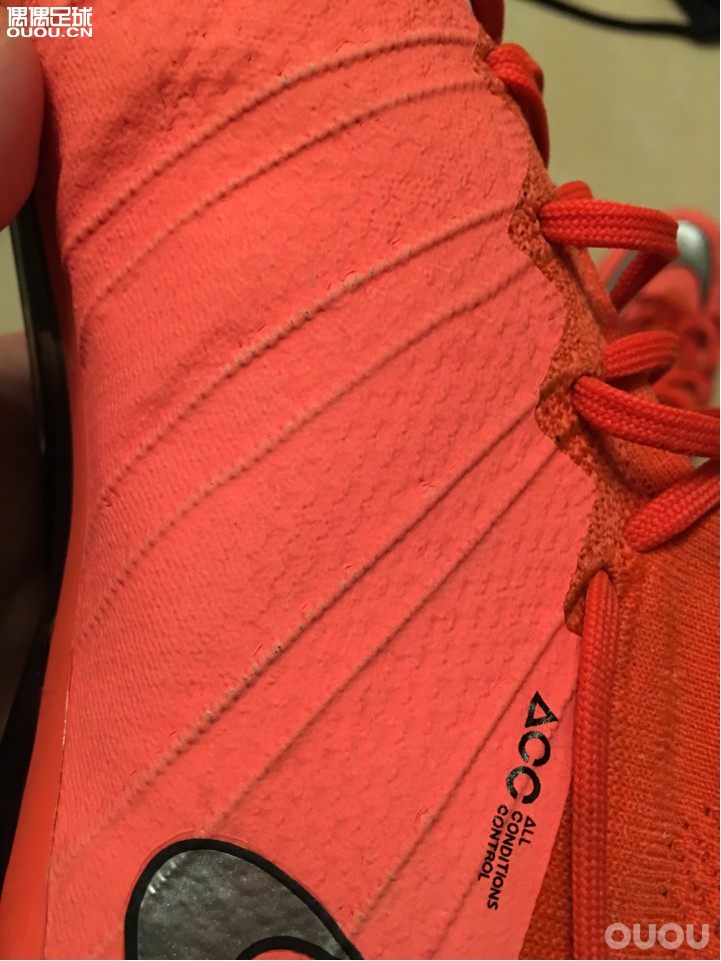 SF4感觉有点娇气啊,今天发现飞线和内侧触球区域已经有磨损了!