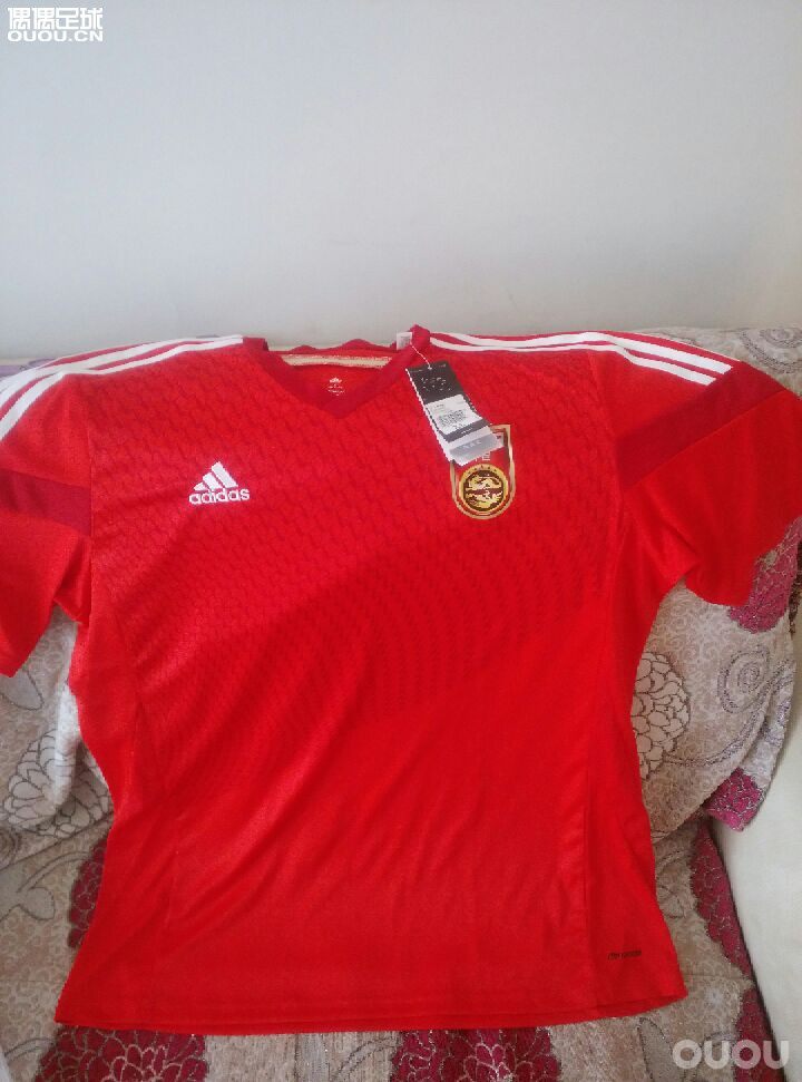 请大家鉴定一下国足球衣呀,阿迪达斯的。老款球衣一件。